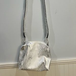 Jen & Co silver/white snakeskin print crossbody handbag